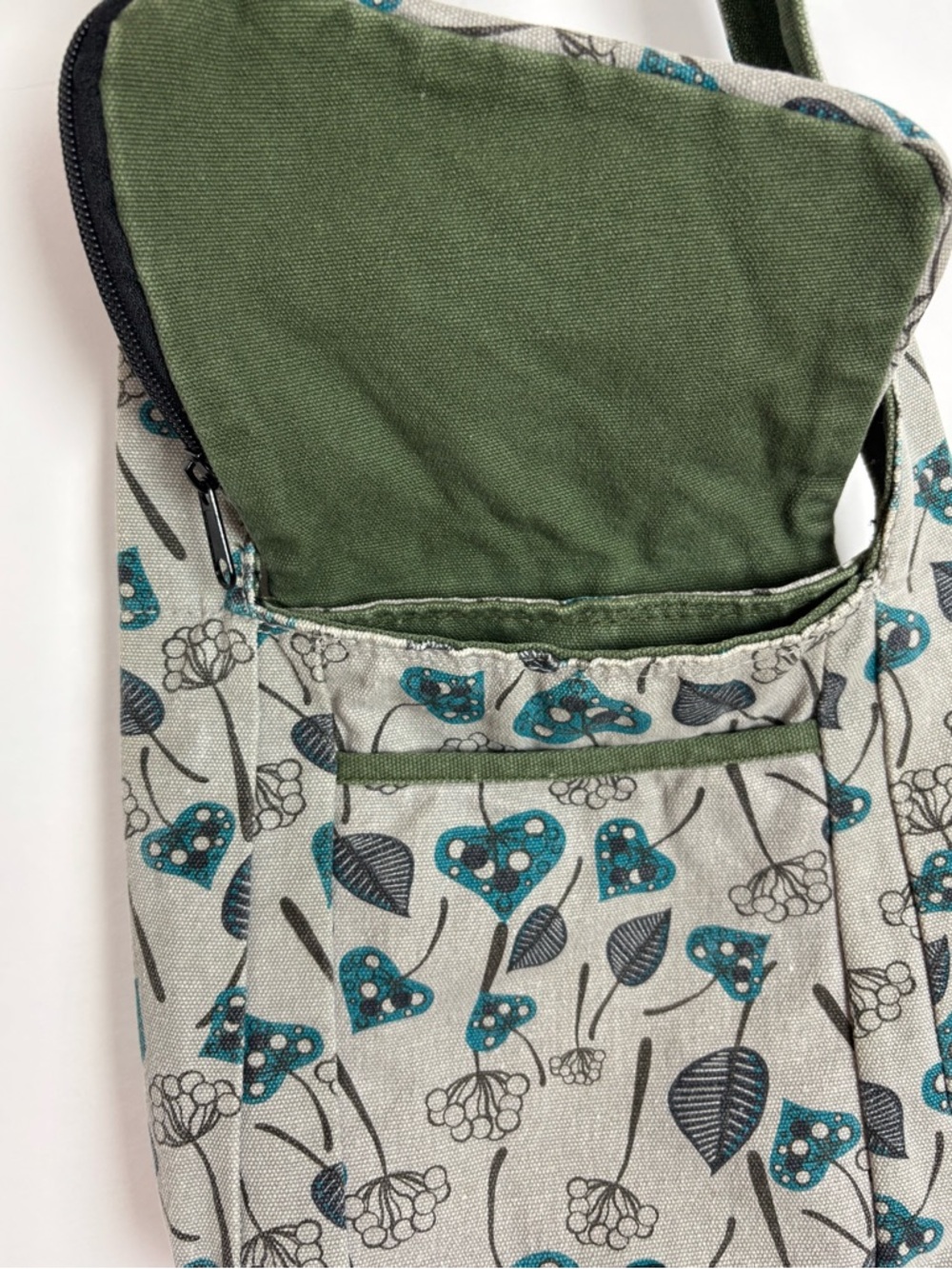 KAVU Secret Squirrel Purse Canvas Crossbody - Picture 4 of 8